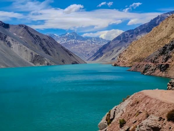 Turquoise Embalse El Yeso reservoir in the Andes, Cajón del Maipo, Chile