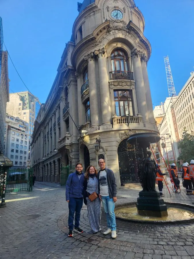 Travelers in front of the Santiago Stock Exchange building