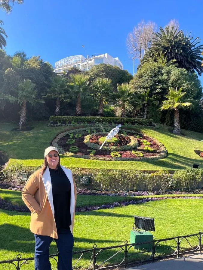 Traveler in front of the flower clock in Viña del Mar
