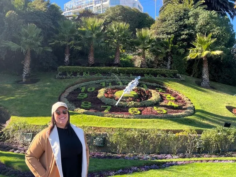 Traveler in front of the flower clock in Viña del Mar, Chile